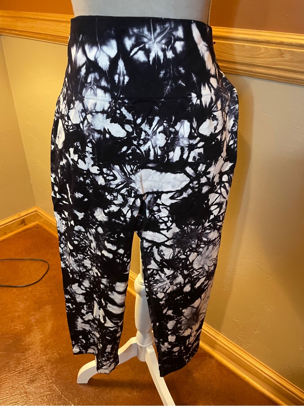 Black & White Tie-Dye High-Waist Crop Leggings